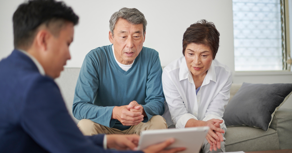 a senior couple seeing a tablet